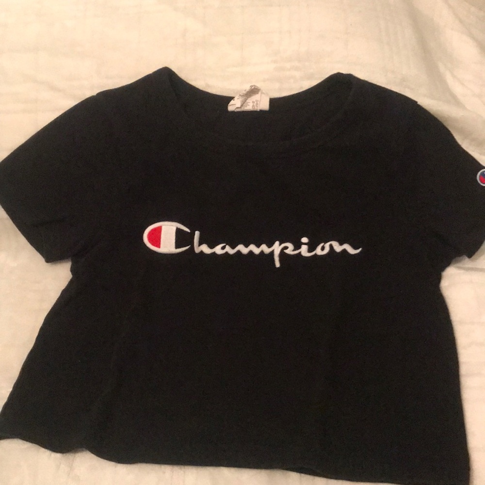 Black cropped champion shirt